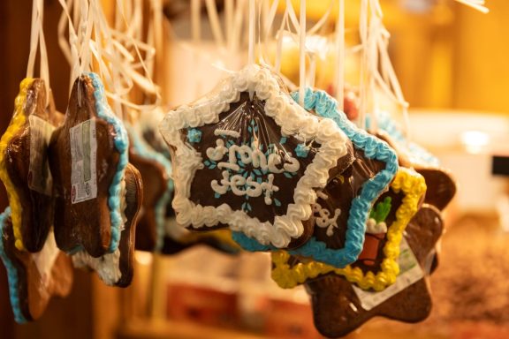 Lebkuchenstern mit buntem Zuckerguss und der Aufschrift "Adventsgeste".