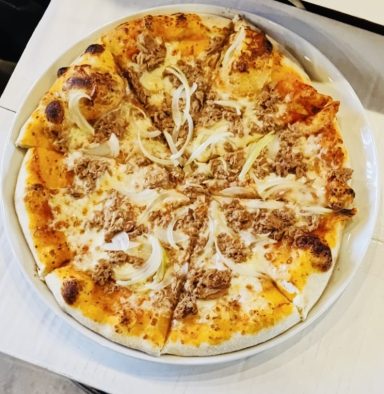 Pizza mit Käse, Zwiebeln und Hackfleisch, in acht Stücke geschnitten.